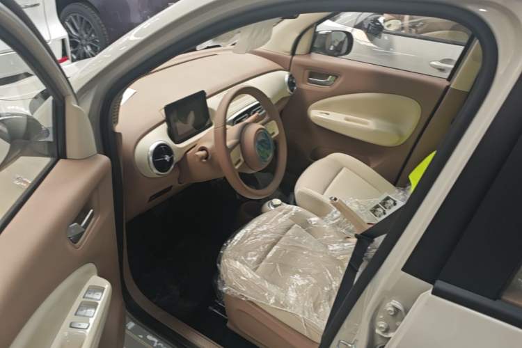 Used Wuling Hongguang MINIEV 2025 Four-Door Version Premium Edition Driver Seat