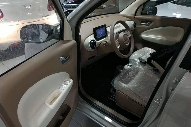 Used Wuling Hongguang MINIEV 2025 Four-Door Version Advanced Edition Driver Seat