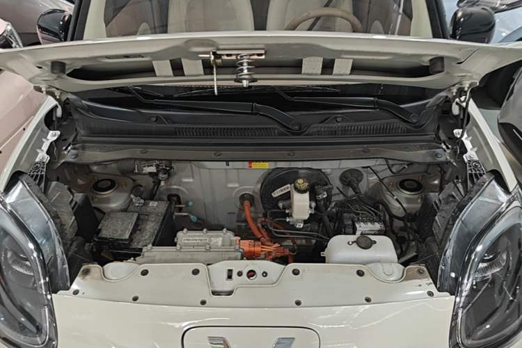 Used Wuling Hongguang MINIEV 2025 Four-Door Version Zhenxiang+ Edition Engine Bay
