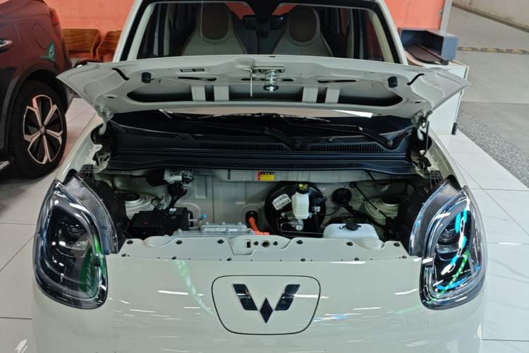 Used Wuling Hongguang MINIEV 2025 Four-Door Version 301km Zhenxiang+ Model Engine Bay