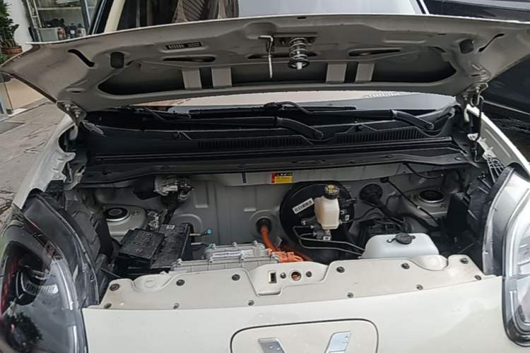 Used Wuling Hongguang MINIEV 2025 Four-Door Version Zhenxiang+ Edition Engine Bay