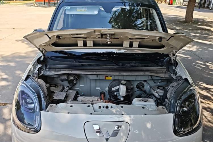 Used Wuling Hongguang MINIEV 2025 Four-Door Version Zhenxiang+ Edition Engine Bay