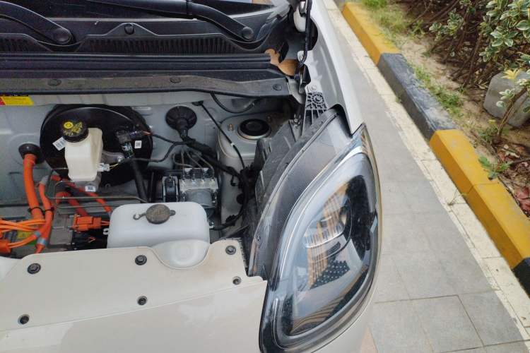 Used Wuling Hongguang MINIEV 2025 Four-Door Version Advanced Edition Engine Bay Left