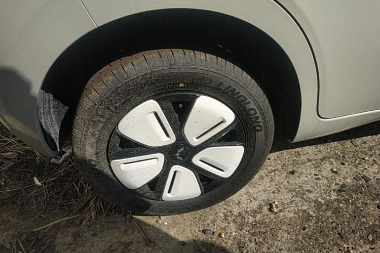 Used Wuling Hongguang MINIEV 2025 Four-Door Version Advanced Edition Exterior 2