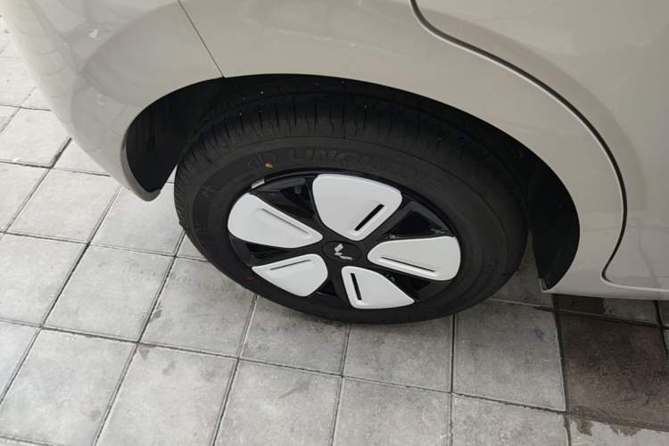 Used Wuling Hongguang MINIEV 2025 Four-Door Version Advanced Edition Exterior 2