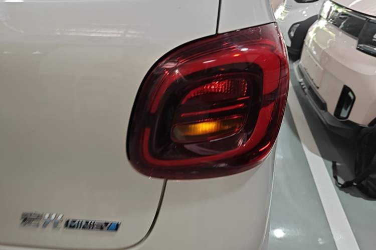 Used Wuling Hongguang MINIEV 2025 Four-Door Version Zhenxiang+ Edition Exterior 3