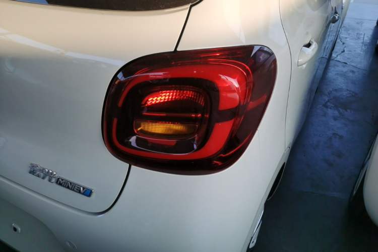 Used Wuling Hongguang MINIEV 2025 Four-Door Version Advanced Edition Exterior 3