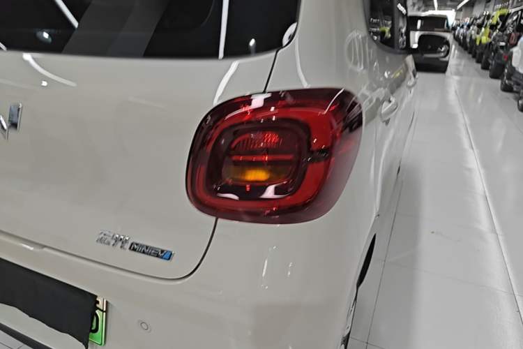 Used Wuling Hongguang MINIEV 2025 Four-Door Version Zhenxiang+ Edition Exterior 3