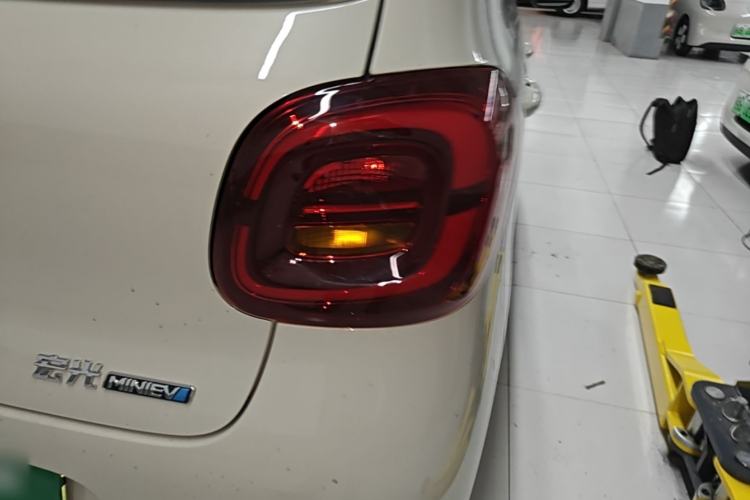 Used Wuling Hongguang MINIEV 2025 Four-Door Version Advanced Edition Exterior 3