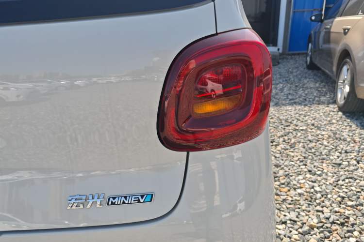 Used Wuling Hongguang MINIEV 2025 Four-Door Version Advanced Edition Exterior 3