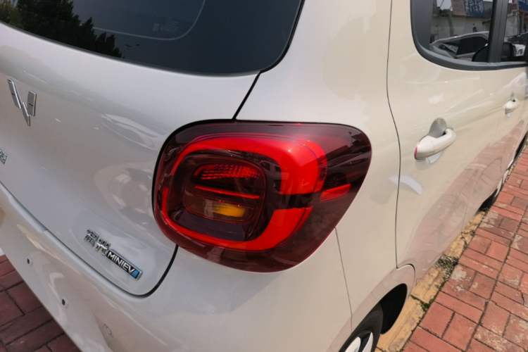 Used Wuling Hongguang MINIEV 2025 Four-Door Version Advanced Edition Exterior 3