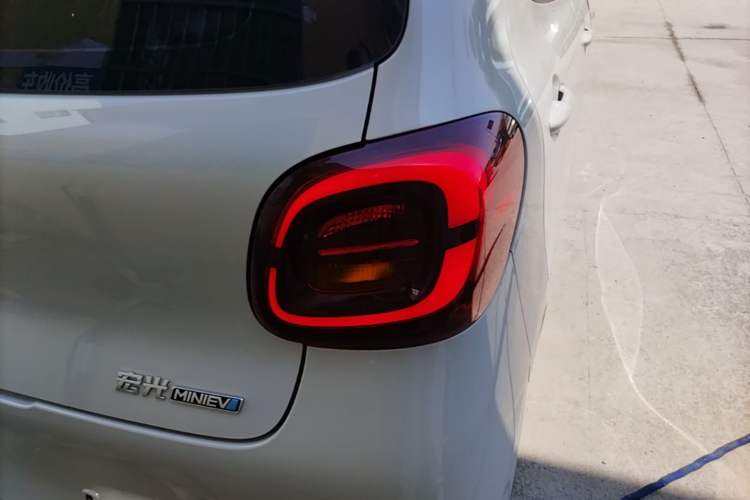 Used Wuling Hongguang MINIEV 2025 Four-Door Version Advanced Edition Exterior 3