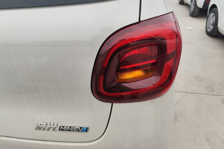 Used Wuling Hongguang MINIEV 2025 Four-Door Version Advanced Edition Exterior 3