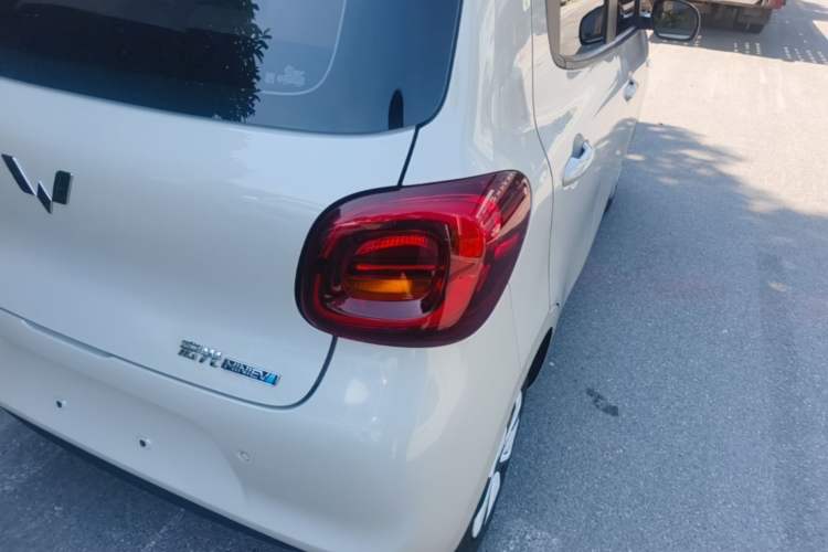 Used Wuling Hongguang MINIEV 2025 Four-Door Version Advanced Edition Exterior 3