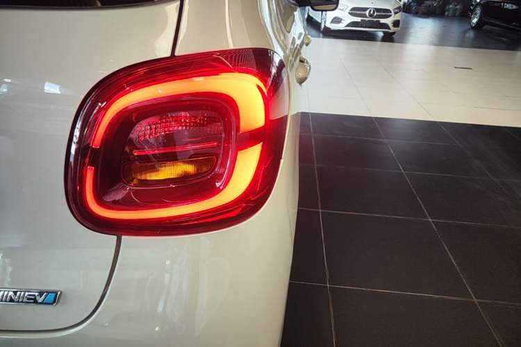 Used Wuling Hongguang MINIEV 2025 Four-Door Version Advanced Edition Exterior 3