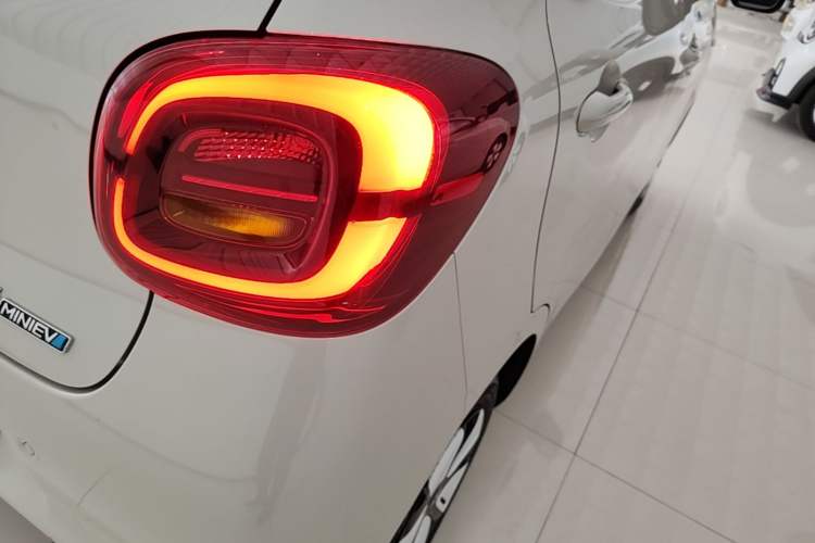 Used Wuling Hongguang MINIEV 2025 Four-Door Version Advanced Edition Exterior 3
