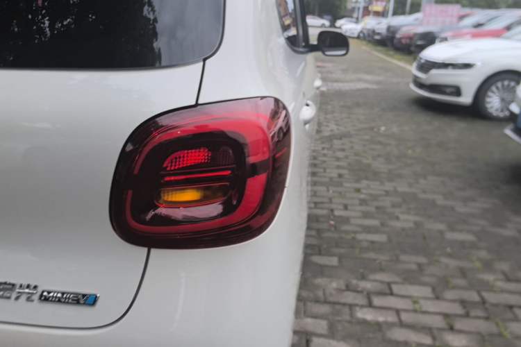 Used Wuling Hongguang MINIEV 2025 Four-Door Version Advanced Edition Exterior 3