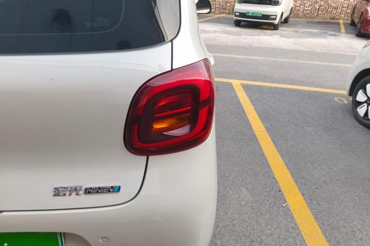 Used Wuling Hongguang MINIEV 2025 Four-Door Version Zhenxiang+ Edition Exterior 3