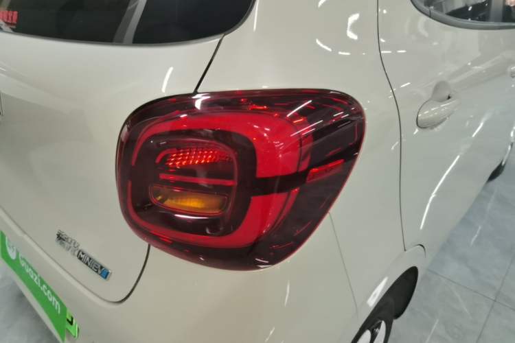 Used Wuling Hongguang MINIEV 2025 Four-Door Version Advanced Edition Exterior 3