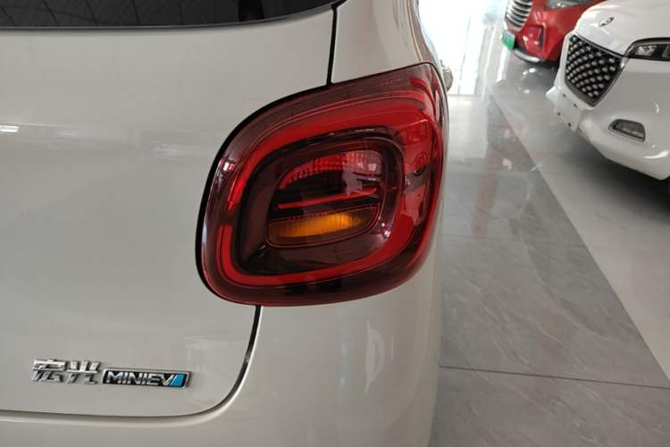 Used Wuling Hongguang MINIEV 2025 Four-Door Version Advanced Edition Exterior 3