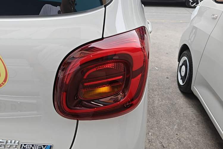 Used Wuling Hongguang MINIEV 2025 Four-Door Version Zhenxiang+ Edition Exterior 3