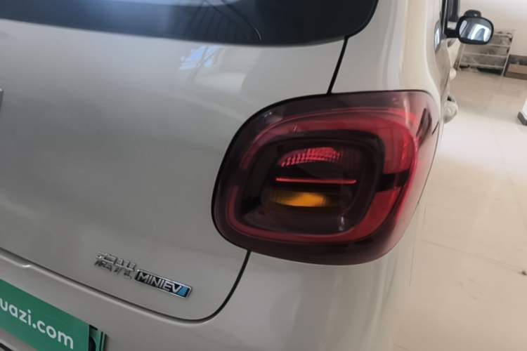 Used Wuling Hongguang MINIEV 2025 Four-Door Version Advanced Edition Exterior 3