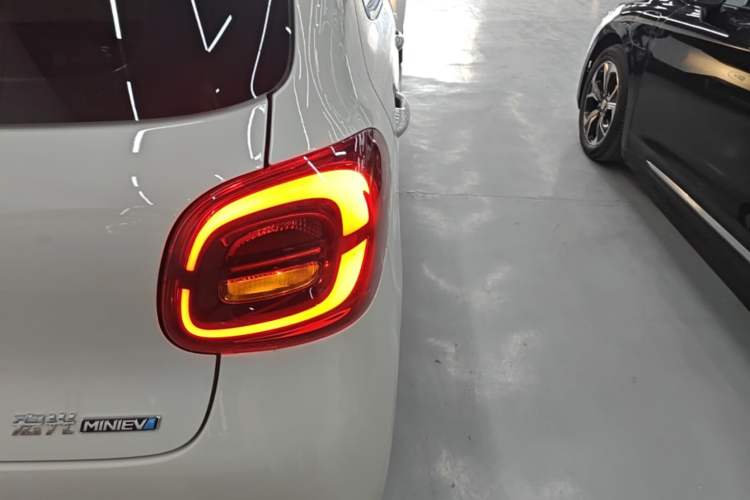 Used Wuling Hongguang MINIEV 2025 Four-Door Version Advanced Edition Exterior 3
