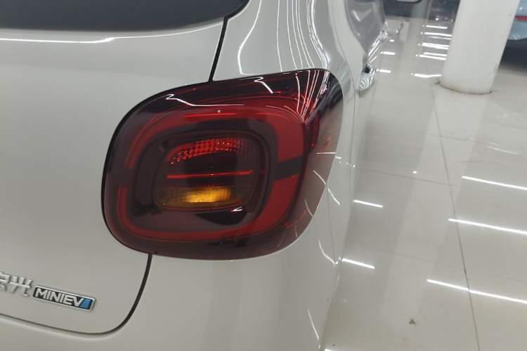 Used Wuling Hongguang MINIEV 2025 Four-Door Version Advanced Edition Exterior 3