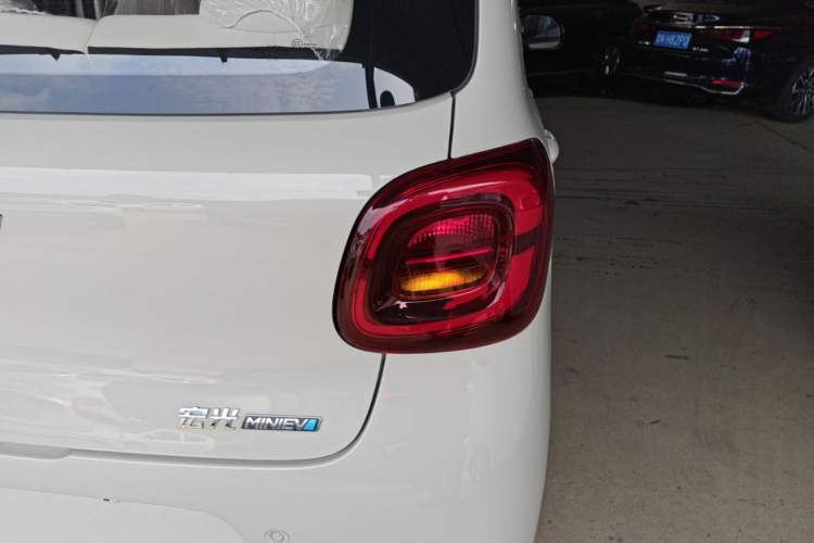 Used Wuling Hongguang MINIEV 2025 Four-Door Version Advanced Edition Exterior 3