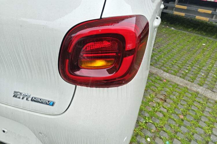 Used Wuling Hongguang MINIEV 2025 Four-Door Version Advanced Edition Exterior 3