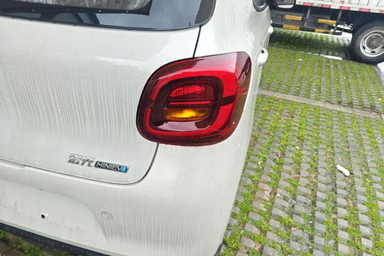Used Wuling Hongguang MINIEV 2025 Four-Door Version Advanced Edition Exterior 3