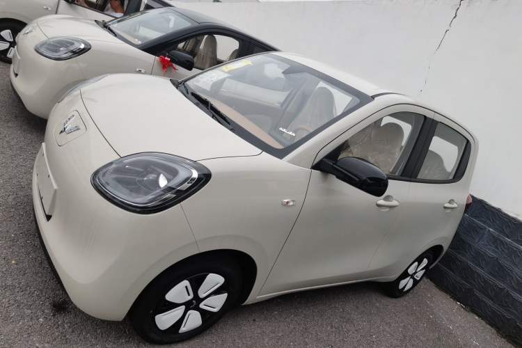 Used Wuling Hongguang MINIEV 2025 Four-Door Version Advanced Edition Exterior 3