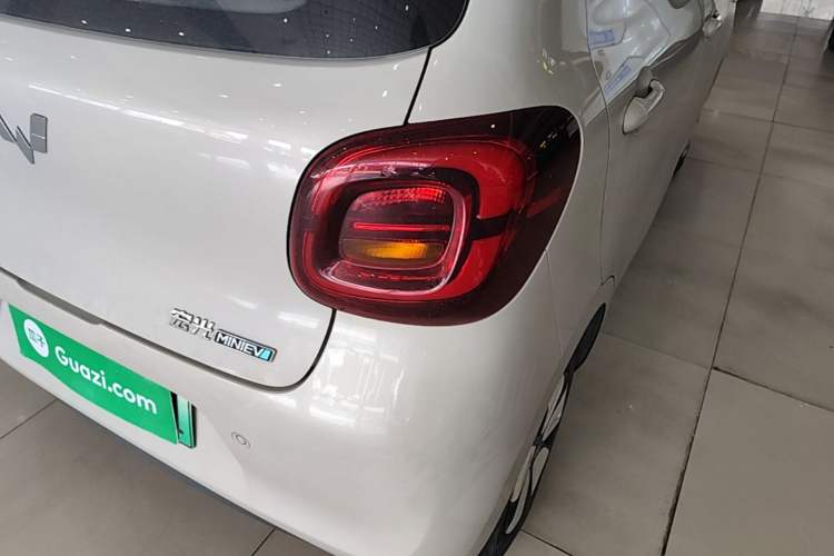 Used Wuling Hongguang MINIEV 2025 Four-Door Version Advanced Edition Exterior 3