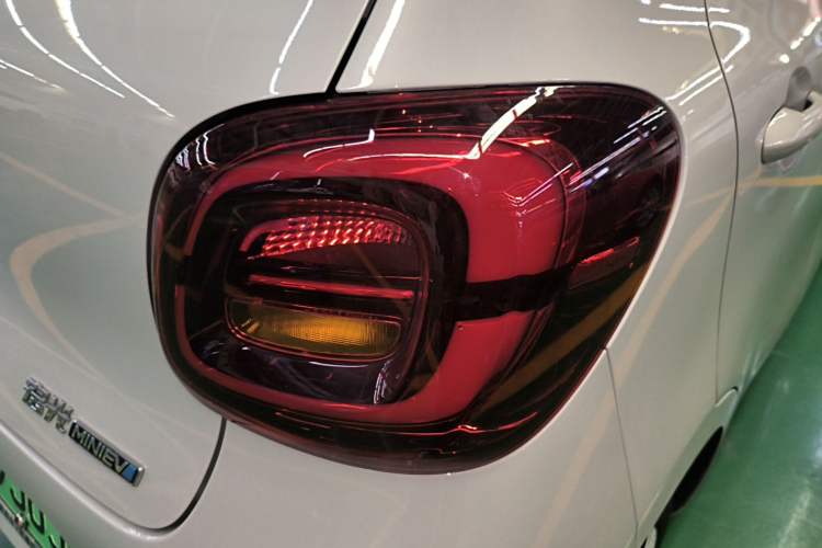 Used Wuling Hongguang MINIEV 2025 Four-Door Version Advanced Edition Exterior 3