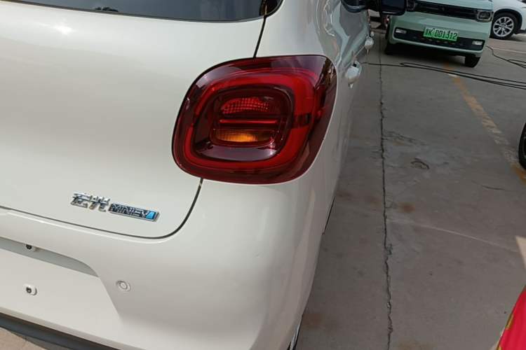 Used Wuling Hongguang MINIEV 2025 Four-Door Version Premium Edition Exterior 3