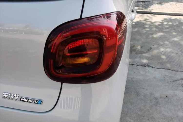 Used Wuling Hongguang MINIEV 2025 Four-Door Version Advanced Edition Exterior 3