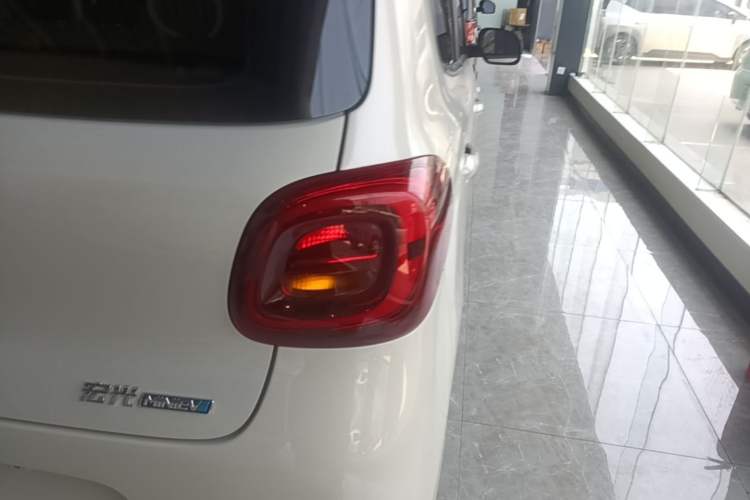 Used Wuling Hongguang MINIEV 2025 Four-Door Version Advanced Edition Exterior 3