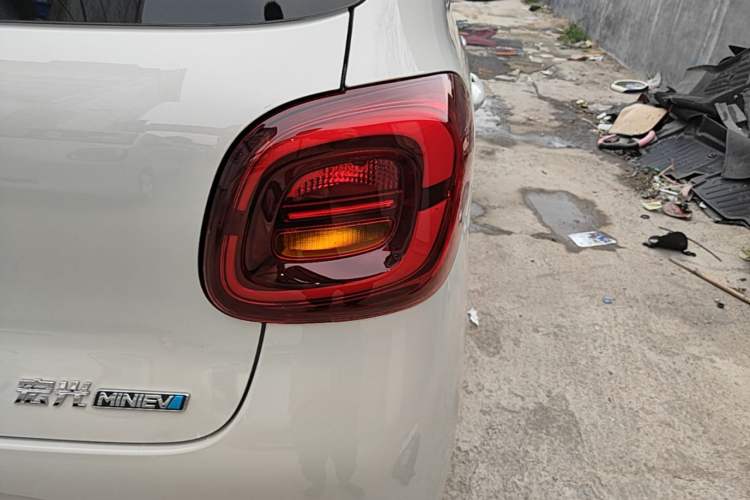 Used Wuling Hongguang MINIEV 2025 Four-Door Version Advanced Edition Exterior 3
