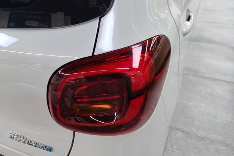 Used Wuling Hongguang MINIEV 2025 Four-Door Version Advanced Edition Exterior 3