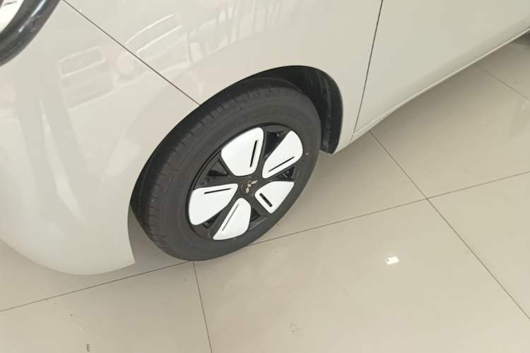 Used Wuling Hongguang MINIEV 2025 Four-Door Version Advanced Edition Exterior 4