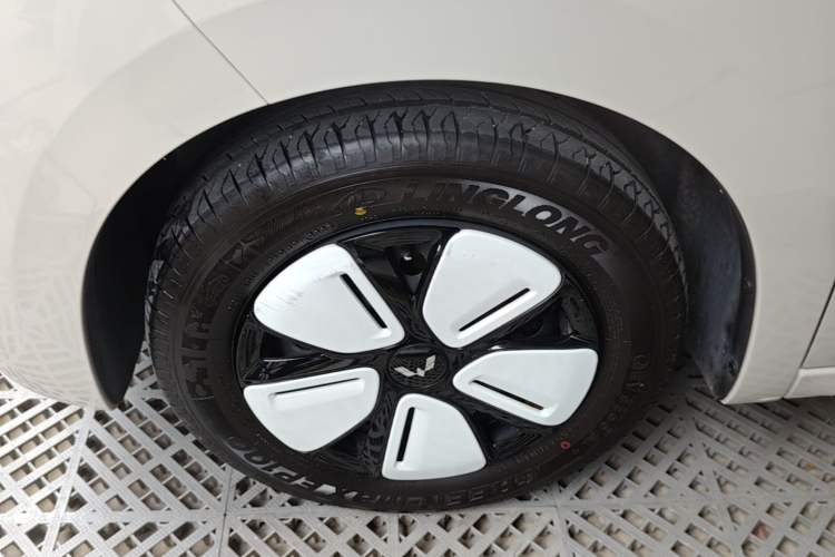 Used Wuling Hongguang MINIEV 2025 Four-Door Version Advanced Edition Exterior 4