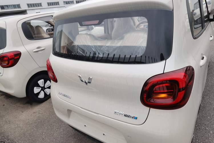 Used Wuling Hongguang MINIEV 2025 Four-Door Version Advanced Edition Exterior 4