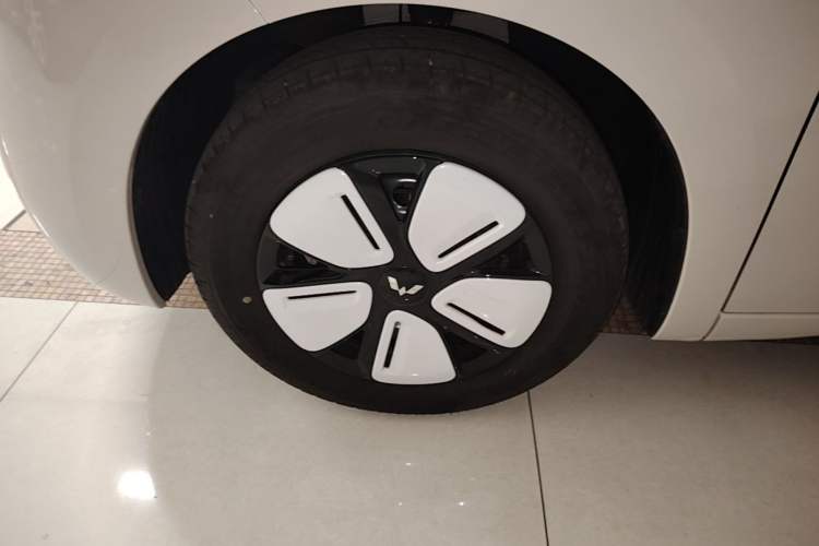 Used Wuling Hongguang MINIEV 2025 Four-Door Version Advanced Edition Exterior 4