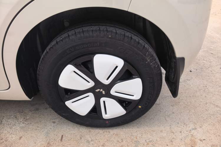 Used Wuling Hongguang MINIEV 2025 Four-Door Version Advanced Edition Exterior 4