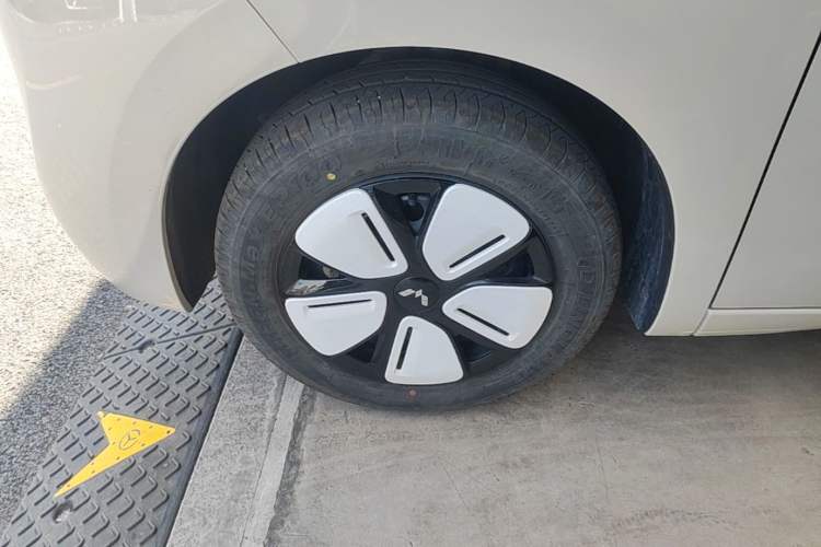 Used Wuling Hongguang MINIEV 2025 Four-Door Version Advanced Edition Exterior 4