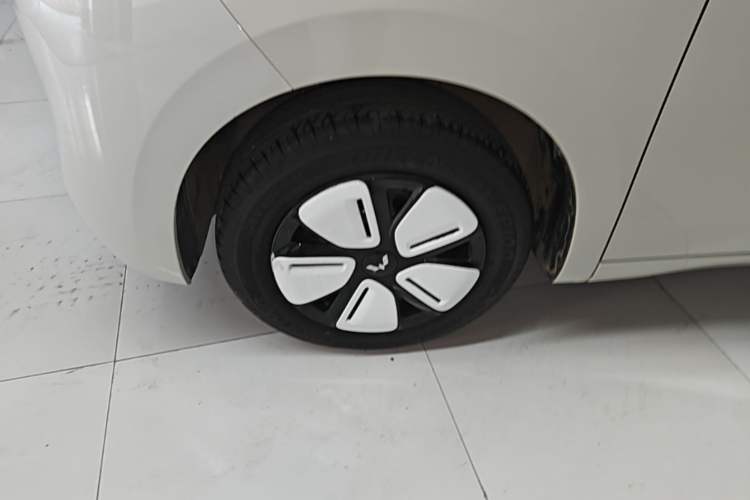 Used Wuling Hongguang MINIEV 2025 Four-Door Version Advanced Edition Exterior 4