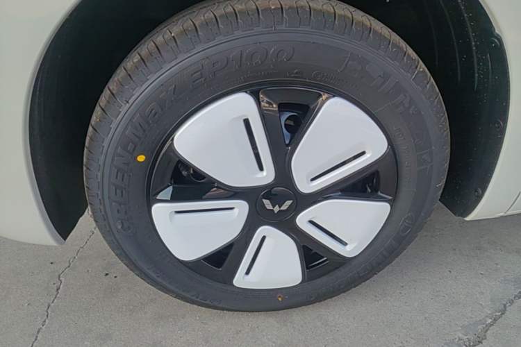 Used Wuling Hongguang MINIEV 2025 Four-Door Version Advanced Edition Exterior 4