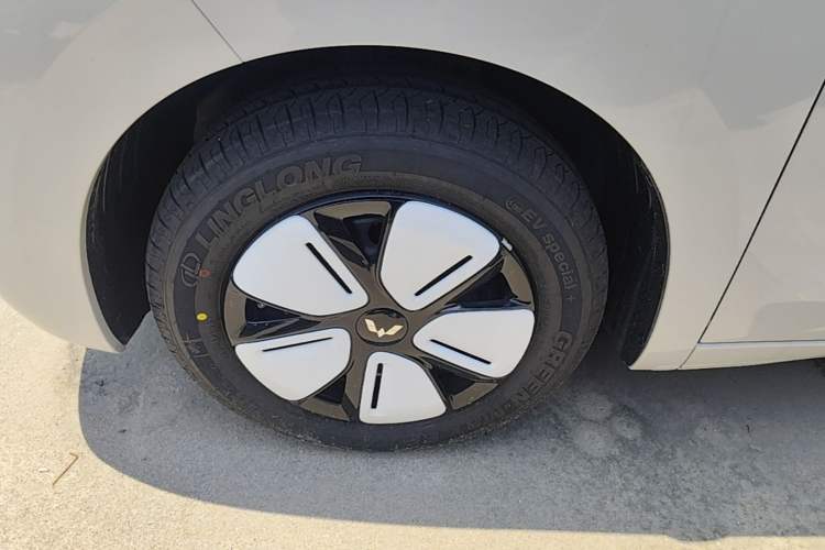Used Wuling Hongguang MINIEV 2025 Four-Door Version Advanced Edition Exterior 4