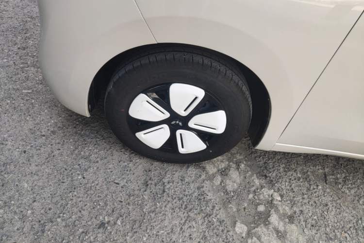 Used Wuling Hongguang MINIEV 2025 Four-Door Version Advanced Edition Exterior 4