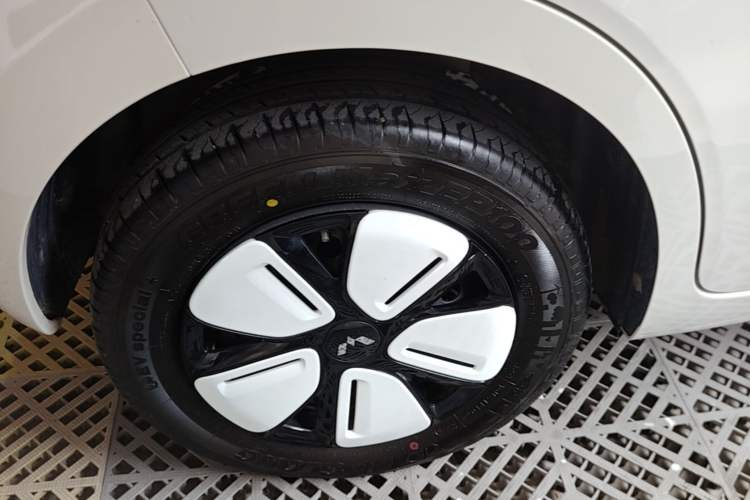 Used Wuling Hongguang MINIEV 2025 Four-Door Version Advanced Edition Exterior 5